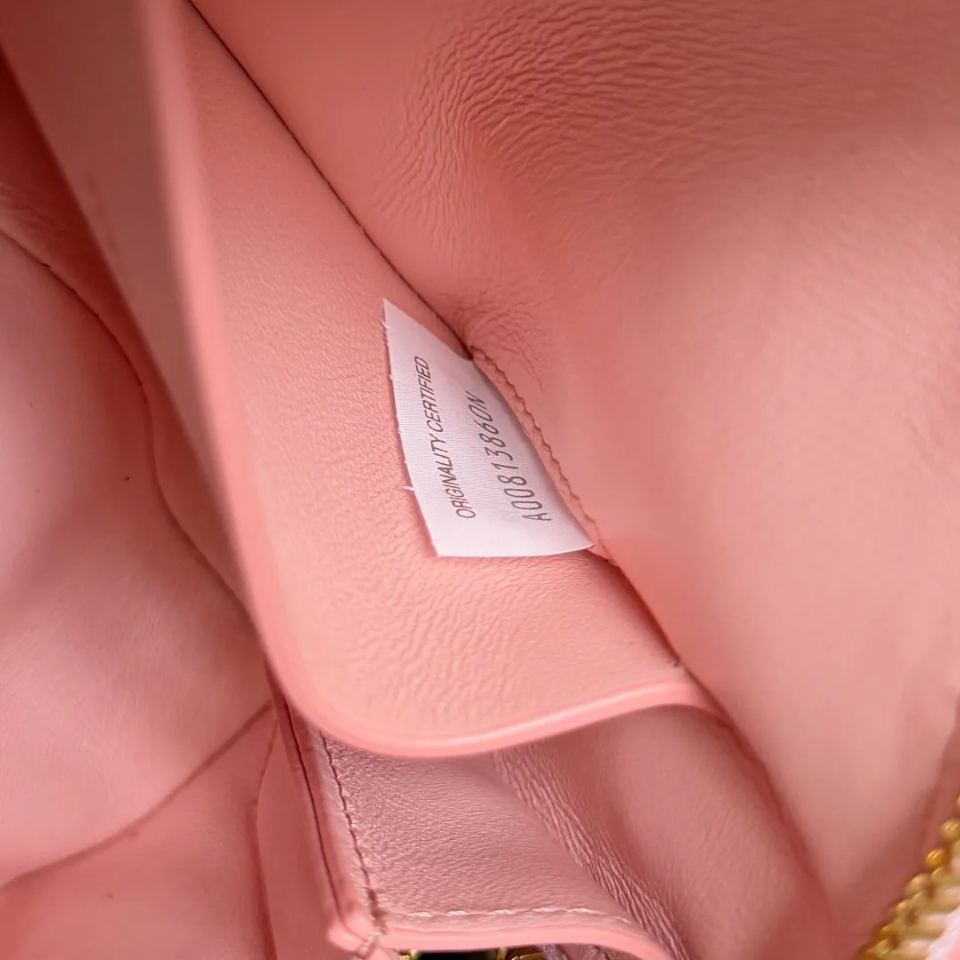 Batch 1260 BV new mini bag ceiling Bottegaveneta new Concert Pouch bag is small and has a large capacity. It can hold a Pro max mobile phone. The shoulder strap is adjustable for cross-body carry. It is very cost-effective when carried on one shoulder. The latest small bag in autumn has a lot of capacity. It can hold 4 short clips. I also tried it and it can hold one of my fists. It is cute, the capacity is touching and the length of the shoulder strap is adjustable for daily commuting. Full score 10 #bv woven bag Style number: 794258 Size: 18.5*11.5*8.5cm